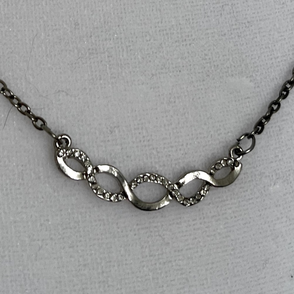 Elegant Vintage Crystal Silver Toned Pendant Necklace